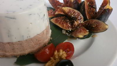 мусс два вкуса из творога и ветчины с инжиром