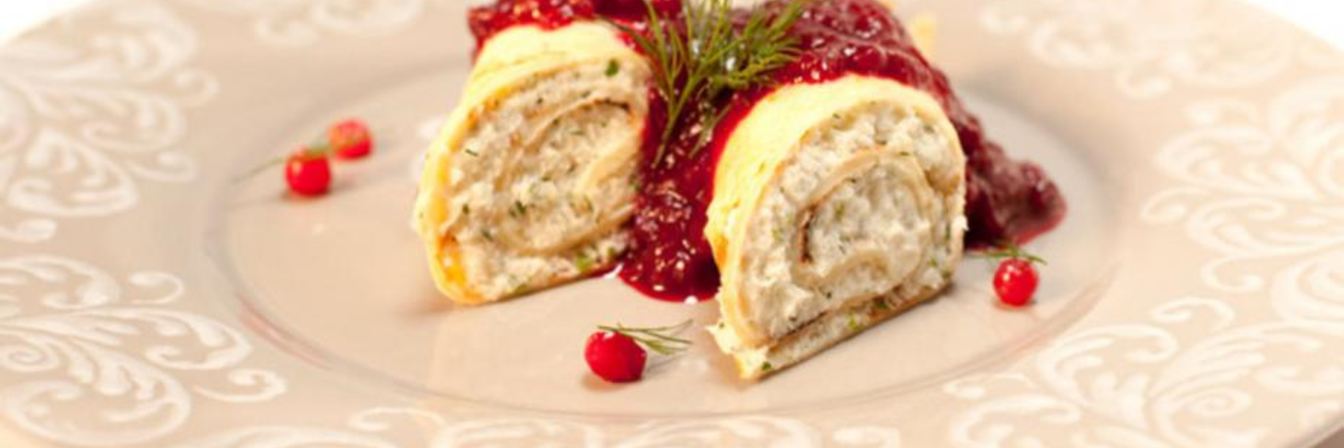 Рулет с муссом из трески и брусничным соусом
