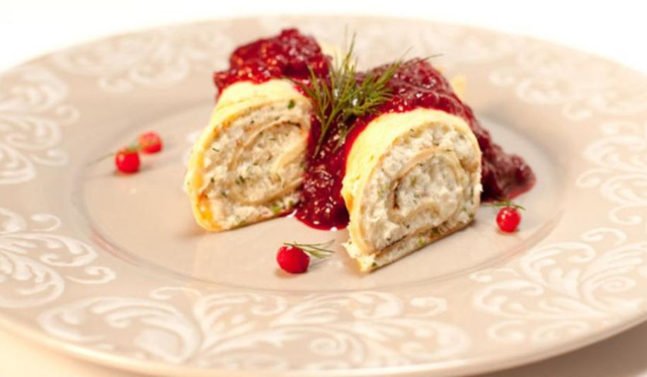 Рецепт рулета с муссом из трески и брусничным соусом