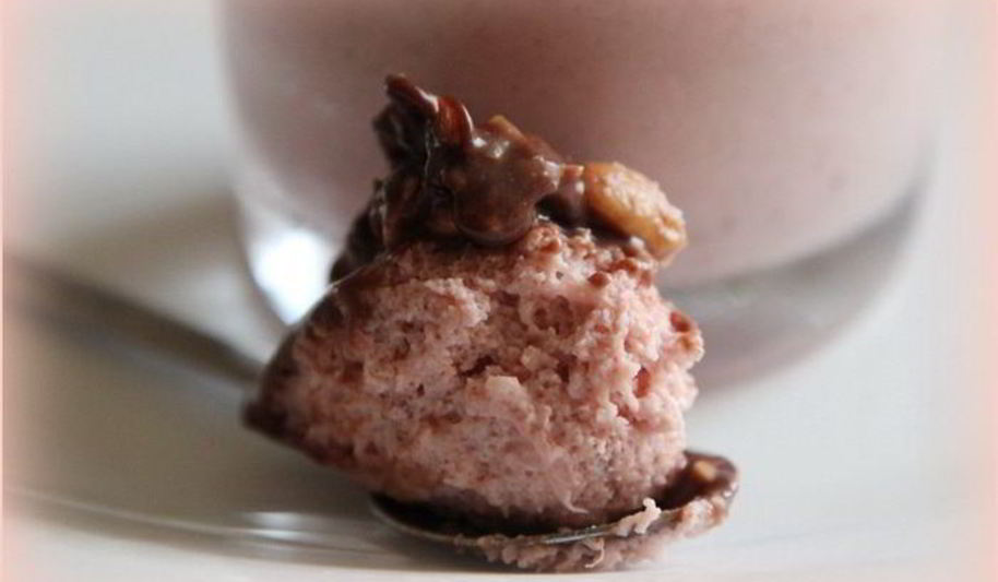 Рецепт шоколадна-клубничного мусс с орешками