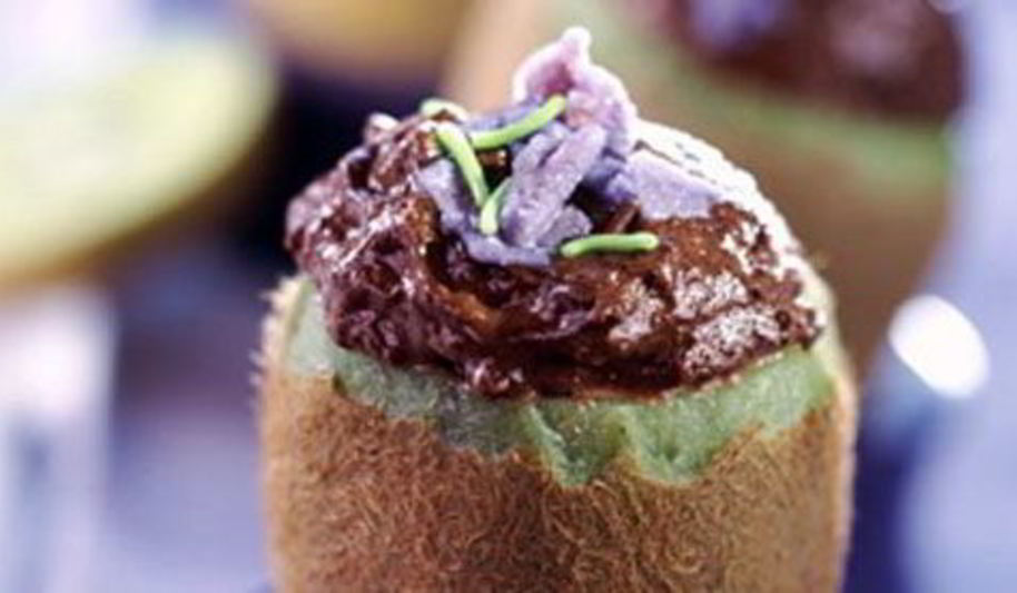 Рецепт шоколадного мусса в чашечках из киви