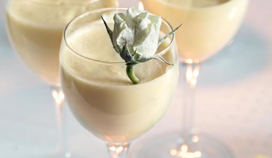 Рецепт шоколадныев мусс с засахаренными розами