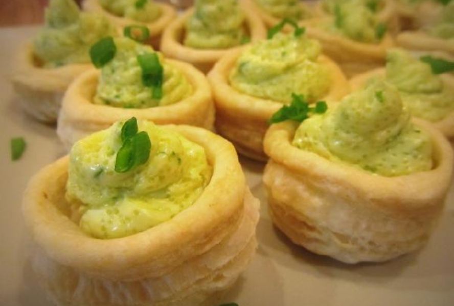 Волованы с муссом из масла, икры и петрушки