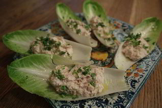 Закуска из цикория с куриным муссом и тархуном