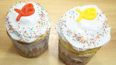 кулич с изюмом