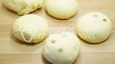 кулич с изюмом