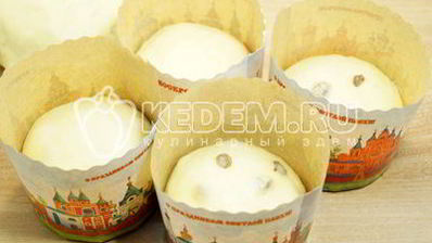 кулич с изюмом