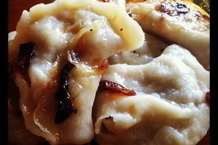 Пасхальные вареники с капустой и карамелезированным луком