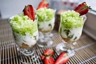 Салат-десерт из сельдерея, яблок и киви с йогуртом