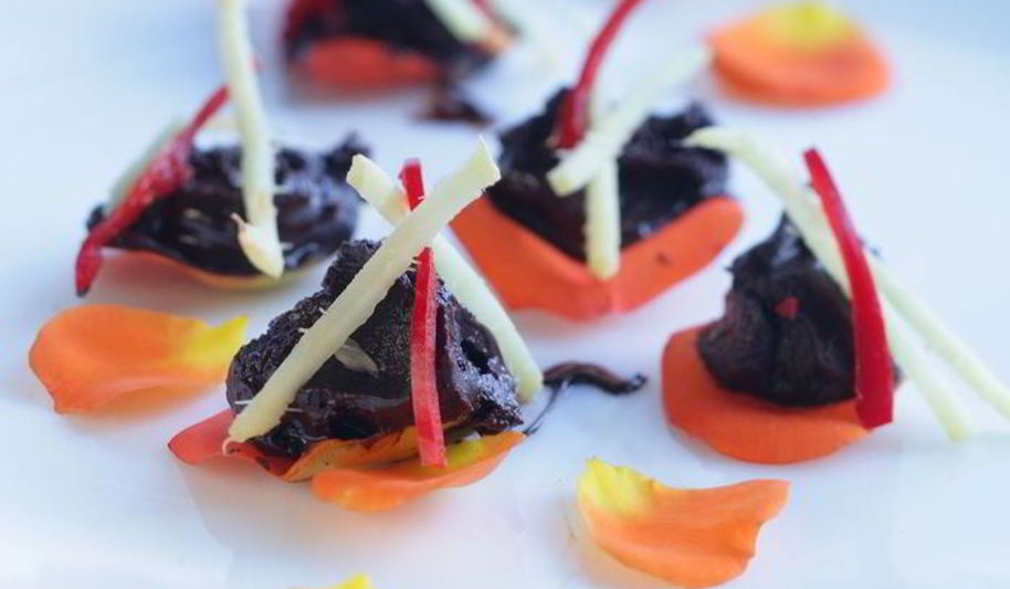 Рецепт шоколада с имбирем на розовых лепестках