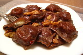 Шоколадные равиоли с сыром Кастельманьо и ароматным сливочным маслом