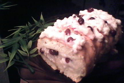 Бисквитный рулет с брусничным суфле