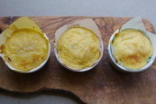 Суфле с горошком, грюйером и розовым перцем