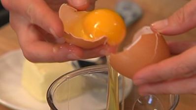 суфле с горошком, грюйером и розовым перцем