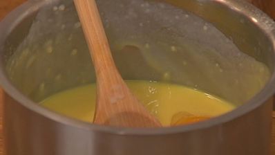 суфле с горошком, грюйером и розовым перцем