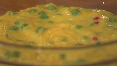 суфле с горошком, грюйером и розовым перцем