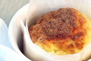 Сырное суфле с ветчиной в бумажном воротнике