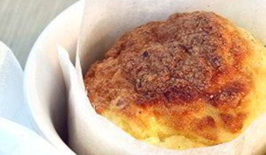 Рецепт сырного суфле с ветчиной в бумажном воротнике