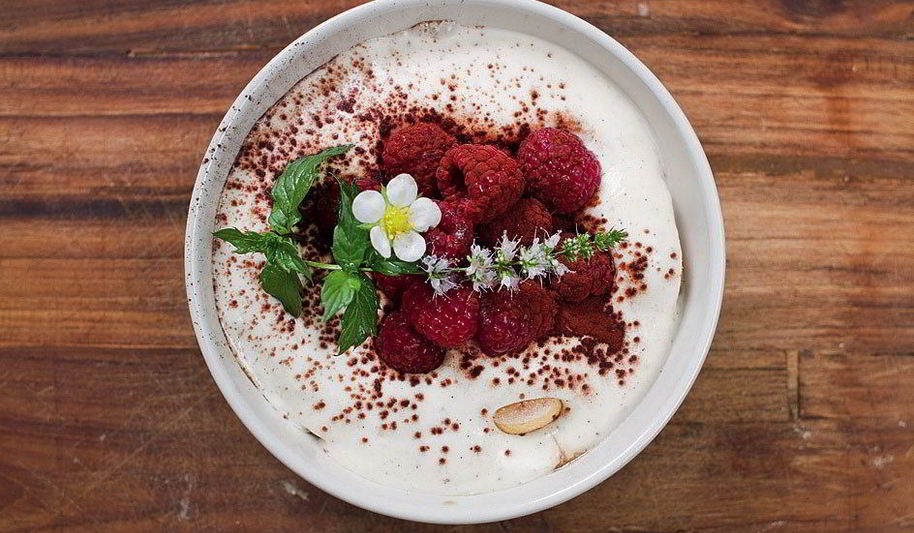 Рецепт быстрого тирамису с малиной и мятой