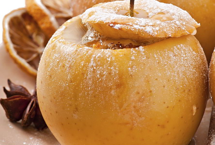 Запеченное яблоко с изюмом и овсянкой