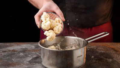 биточки из киноа с цветной капустой и укропом