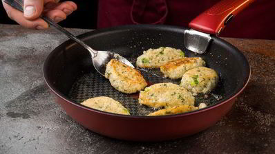 биточки из киноа с цветной капустой и укропом