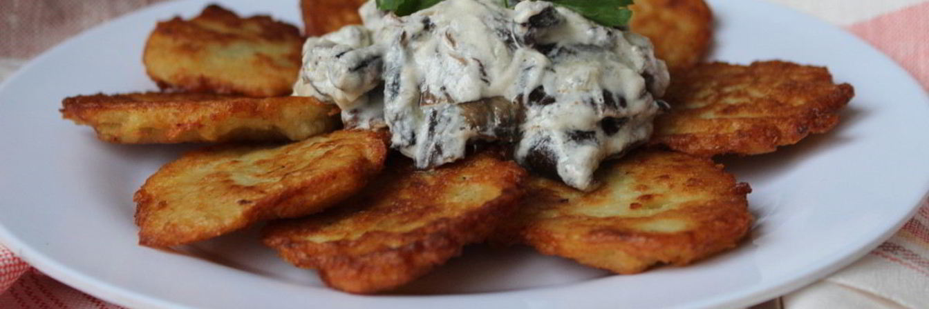 Картофельные драники с грибным соусом