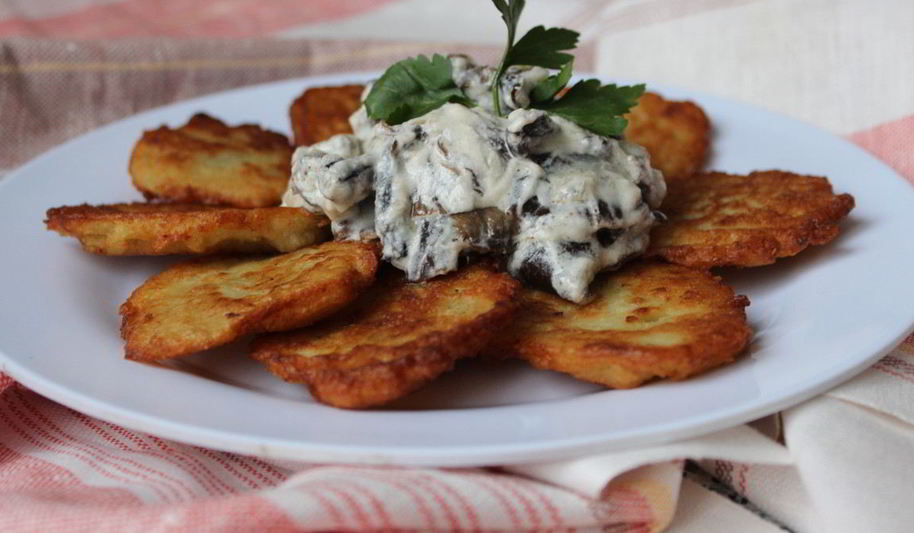 Рецепт картофельных драников с грибным соусом