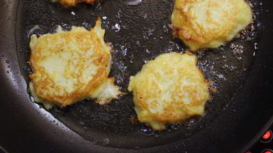 картофельные драники с грибным соусом