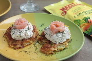 Картофельные драники с кремом из лосося