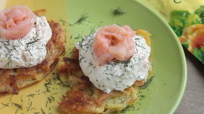 картофельные драники с кремом из лосося