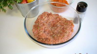 фрикадельки джинга с сальсой из запеченных перцев с гарниром из молодого картофеля