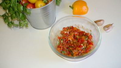 фрикадельки джинга с сальсой из запеченных перцев с гарниром из молодого картофеля