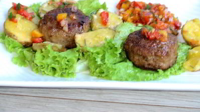 фрикадельки джинга с сальсой из запеченных перцев с гарниром из молодого картофеля