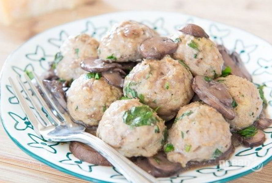 Фрикадельки из индейки в грибном соусе