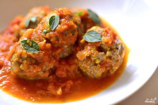 Фрикадельки из козлятины в соусе