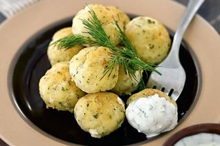 Фрикадельки из трески с йогуртовым соусом