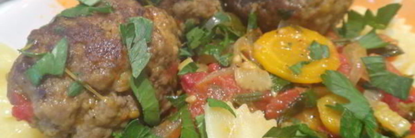 Фрикадельки на овощной подушке