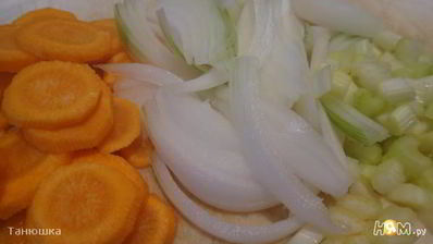 фрикадельки на овощной подушке