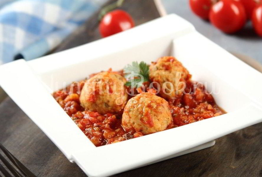 Фрикадельки с овощами в томатном соусе