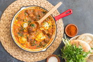 Фрикадельки с томатным соусом и яйцом