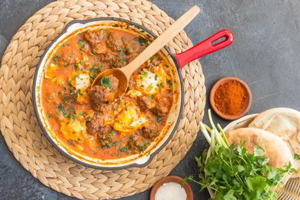 Фрикадельки с томатным соусом и яйцом