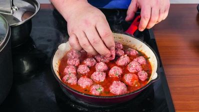 фрикадельки с томатным соусом и яйцом