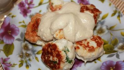 фрикадельки со сливочным сыром в белом соусе