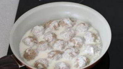 фрикадельки в сметанном соусе