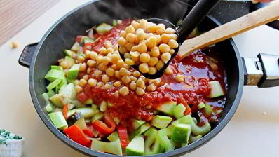 нут с овощами и фрикадельками