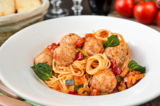 Паста с фрикадельками и овощами