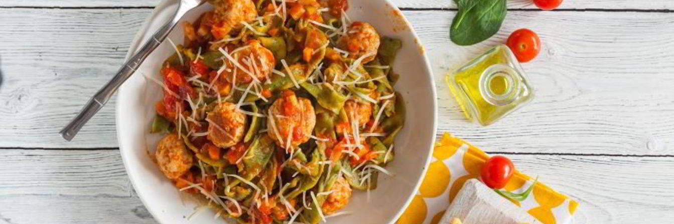 Зеленые тальятелле с фрикадельками