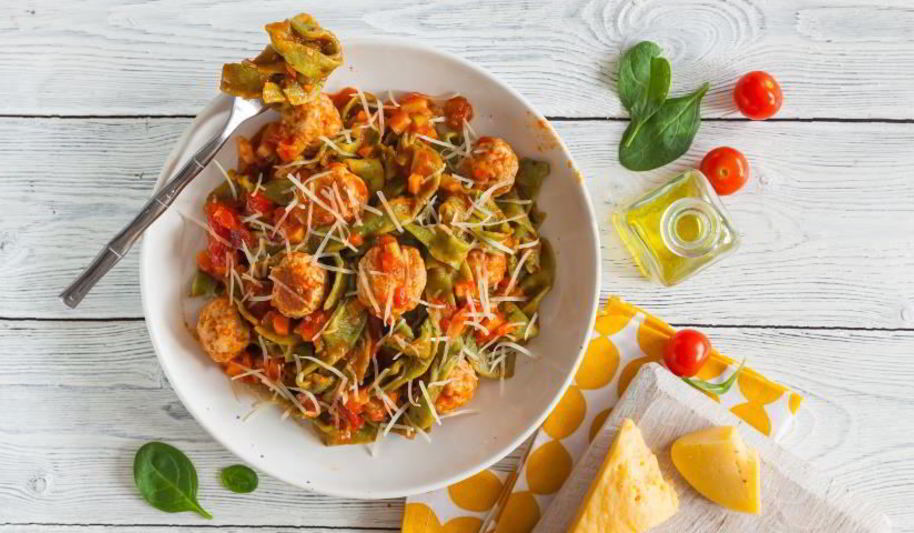 Рецепт зеленых тальятелле с фрикадельками