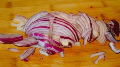 чечевица с луком и помидорами